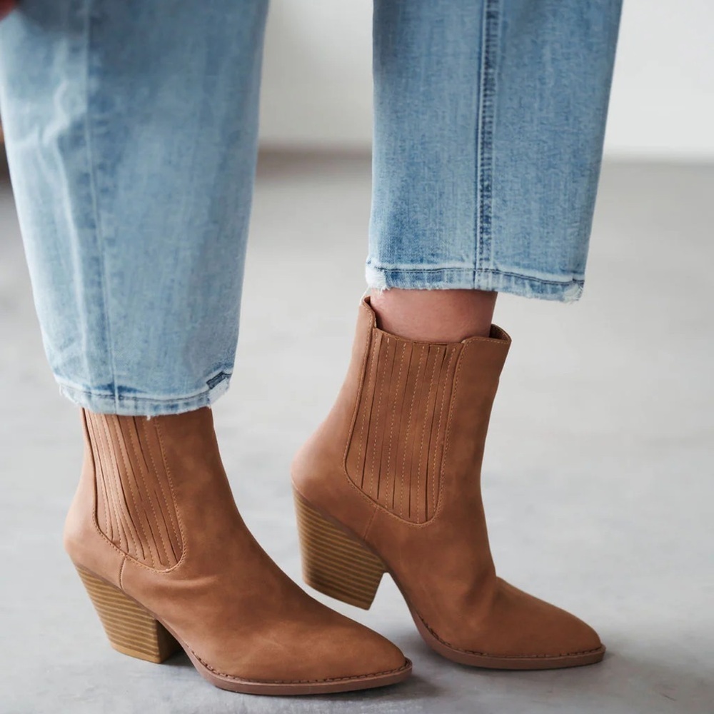 Forever Rivers Suede Ankle Boots Size 10 Tan Pull On Pointed Toe Block Heel